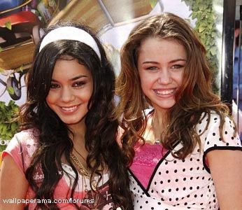 19361_miley-cyrus-vanessa-hudgens.jpg